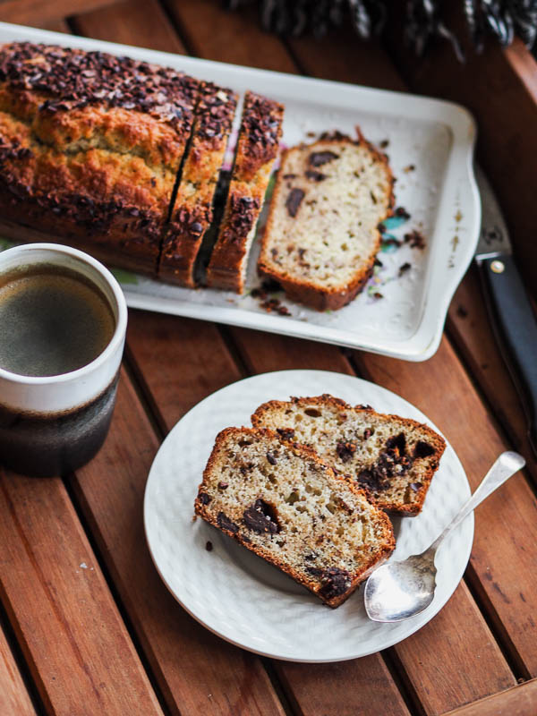 une part de gâteau aux pépites de chocolat et à la banane