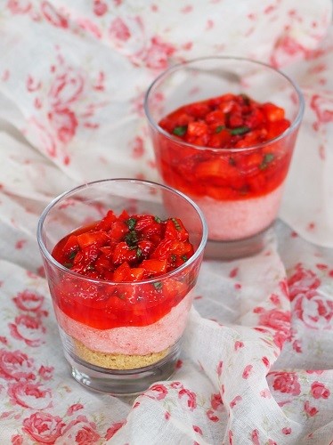 Mousse aux fraises en verrine, base de bavarois aux fruits