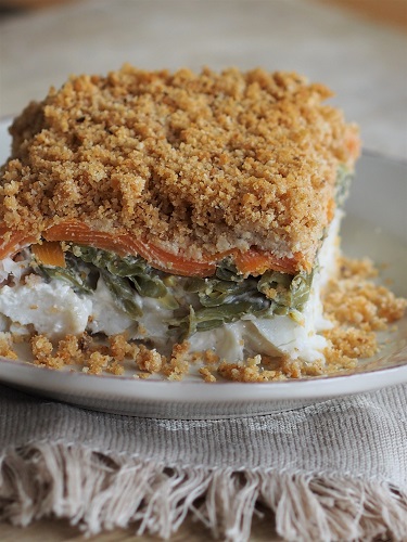 Fish and vegetable crumble pie with coconut milk