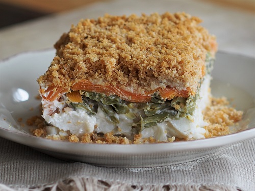 Fish and vegetable crumble pie with coconut milk