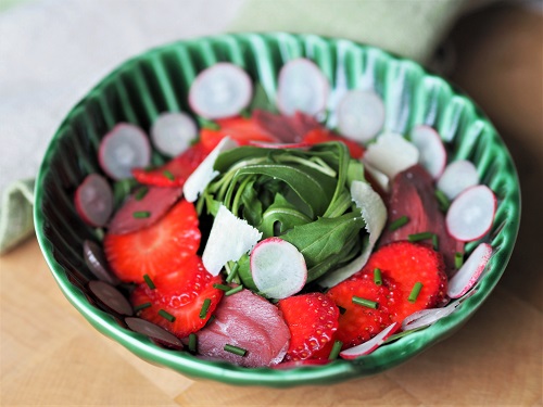 Salade composée roquette, magret de canard et fraise
