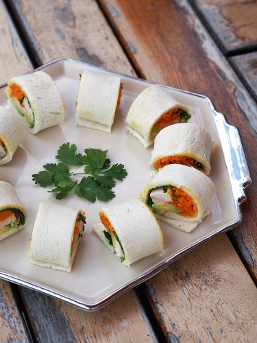 Mini sandwichs roulés à la dinde marinée, avocat carotte et coriandre