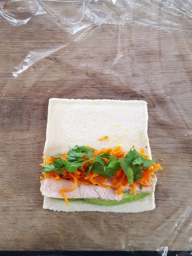 Mini sandwichs roulés à la dinde marinée, avocat carotte et coriandre