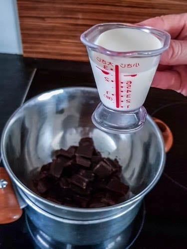 Melting chocolate for chocolate creams