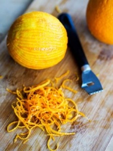 un zesteur pour faire des zestes d'orange