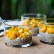 Crèmes aux graines de chia et lait végétal (soja) à la mangue