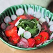 Salade composée roquette, magret de canard fumé et fraise