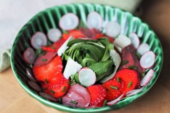 Salade composée roquette, magret de canard fumé et fraise