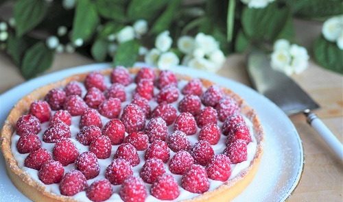 Raspberry tart with light lime cream