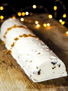 Bûche de Noël glacée aux marrons et aux éclats de meringue