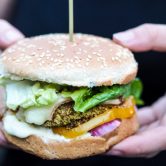 Cheeseburger au poulet pané à la pistache et fromage à raclette
