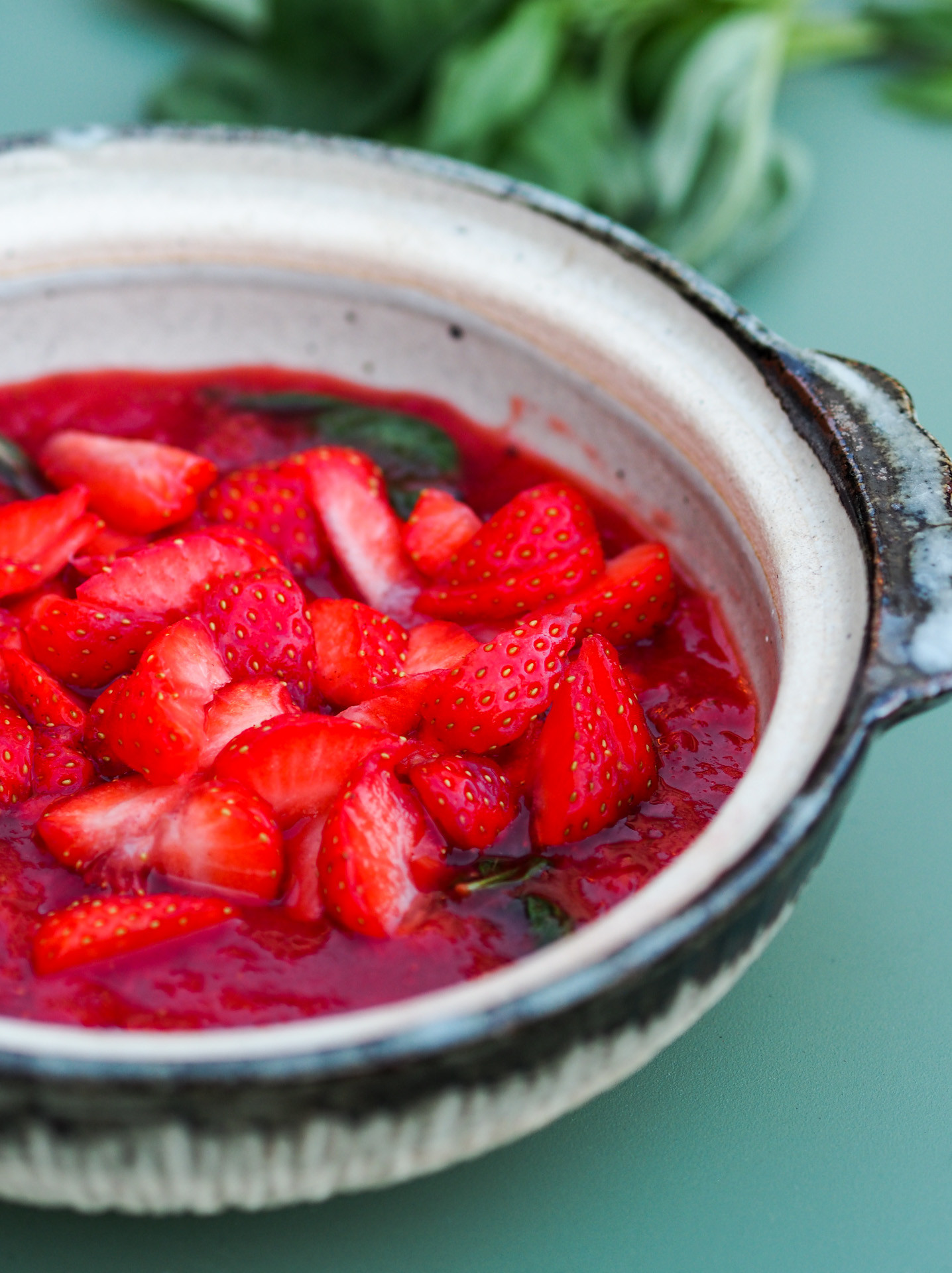 compotée de fraises cuites avec fraises fraîches et basilic