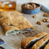 Fougasse au fromage bleu, oignons et noix