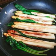 Pan fried white asparagus with wild garlic