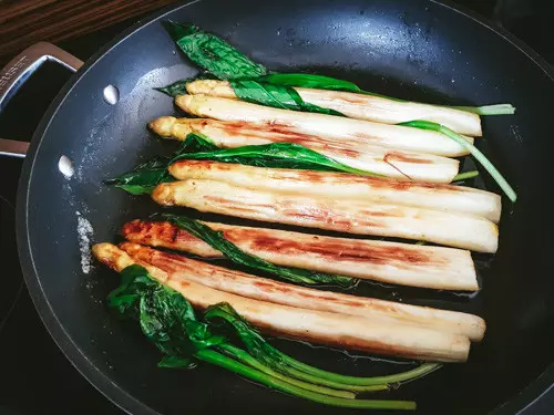 Pan-fried White Asparagus with Wild Garlic