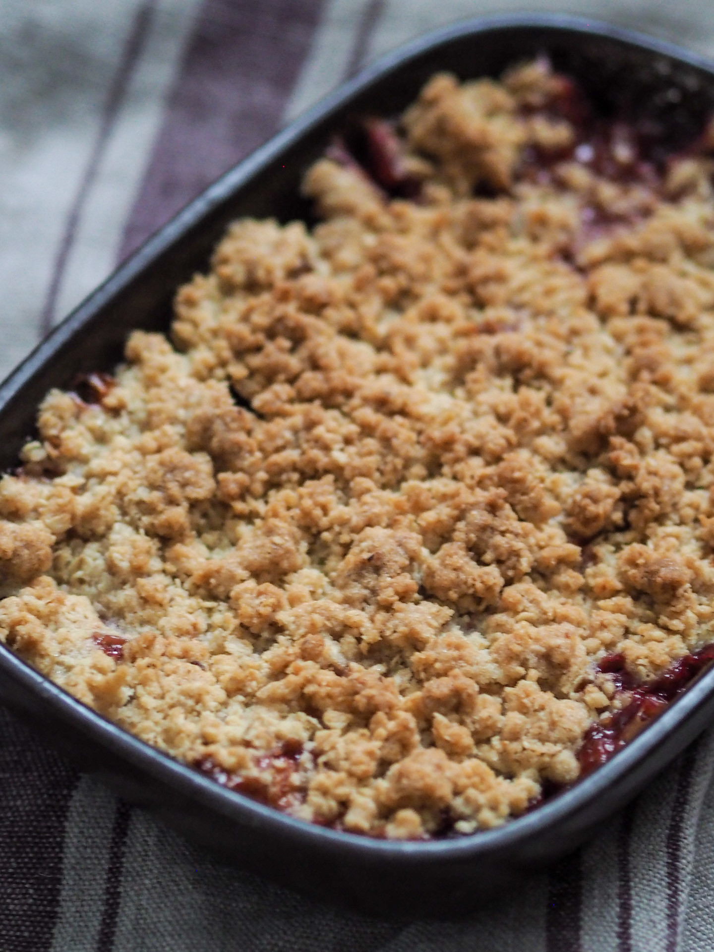 crisp oatmeal crumble topping for your desserts