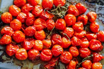 tomates cerise rôties au four avec un peu d'huile d'olive et aromates