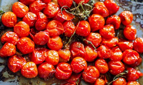 tomates cerise rôties au four avec un peu d'huile d'olive et aromates