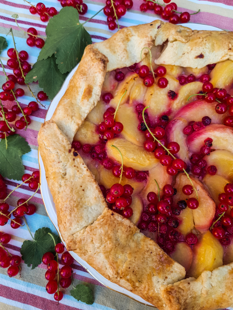 summer tart with peaches and redcurrant
