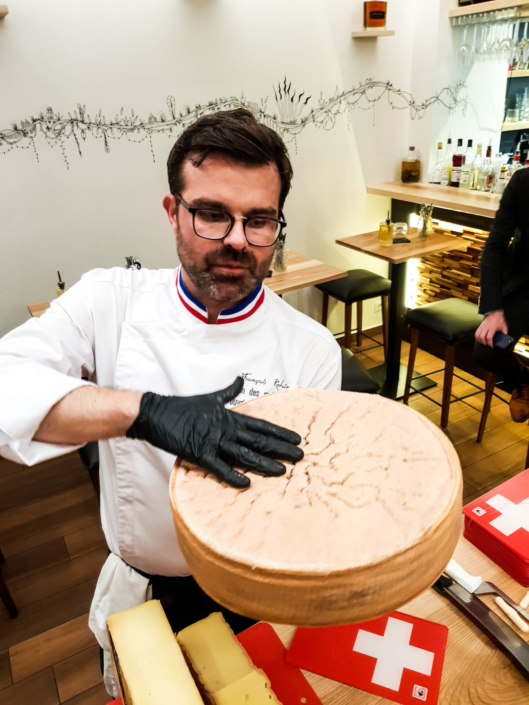 Vacherin fribourgeois AOP présenté par le meilleur ouvrier de france fromager Francois Robin