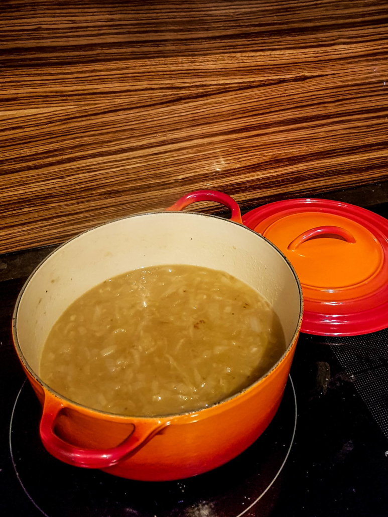 bouillon avec les oignons pour la soupe