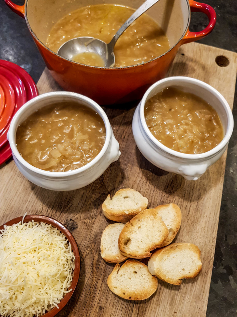 Remplir les ramequins de la soupe bouillon aux oignons