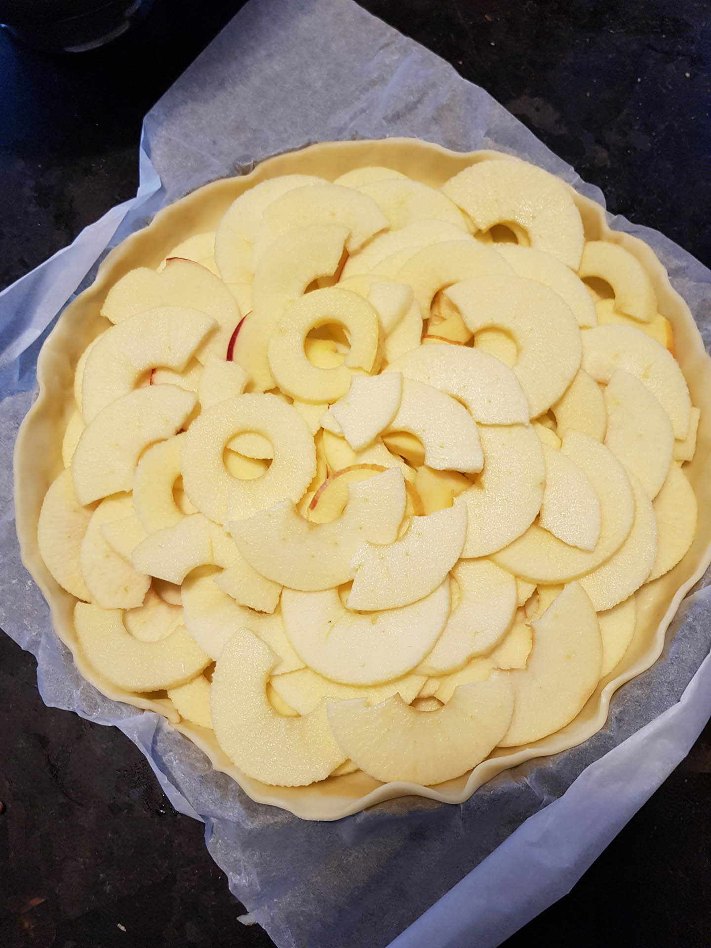 tranches de pommes sur la pâte pour la tarte