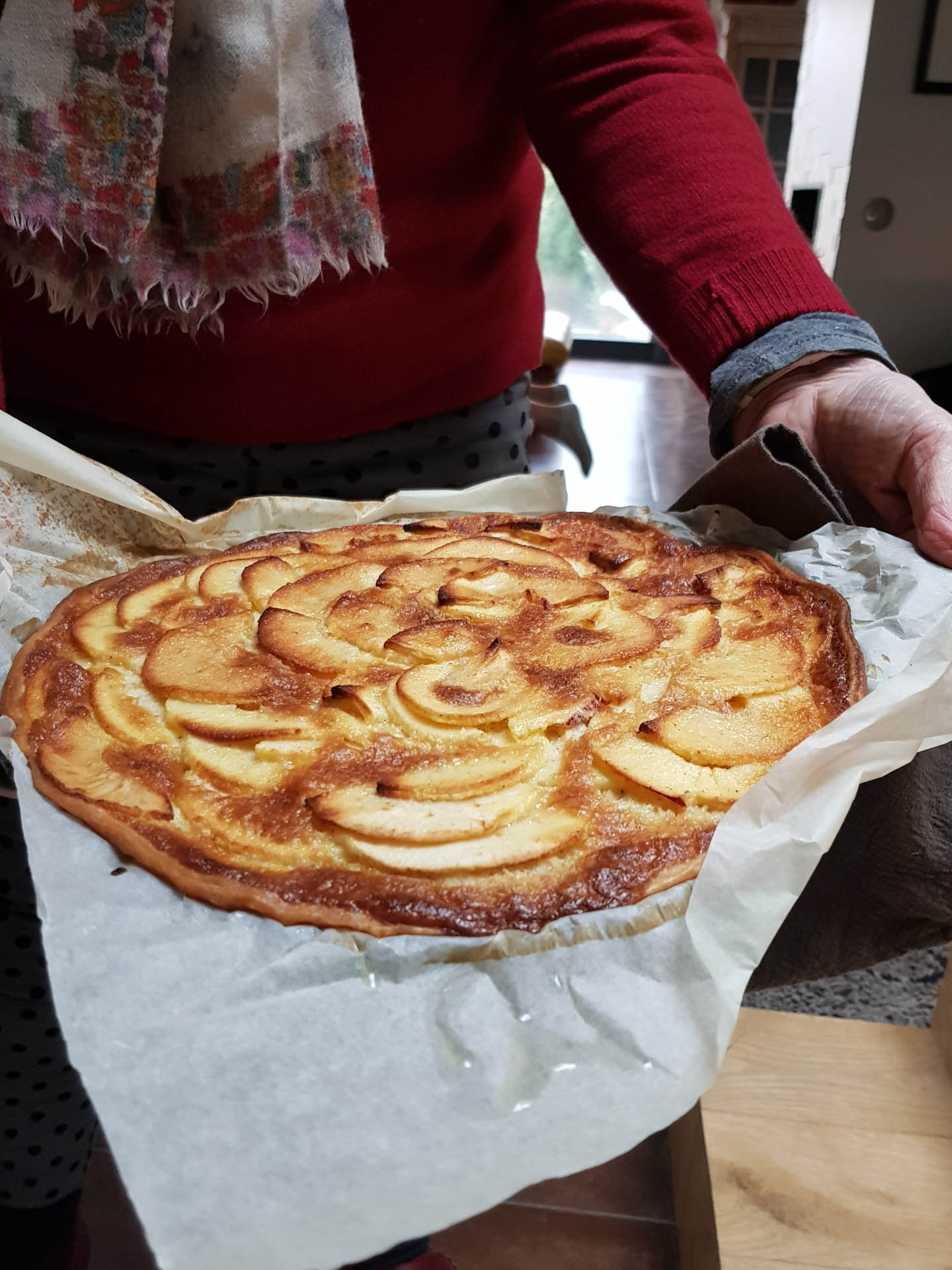 grand mère sert sa belle tarte aux pommes