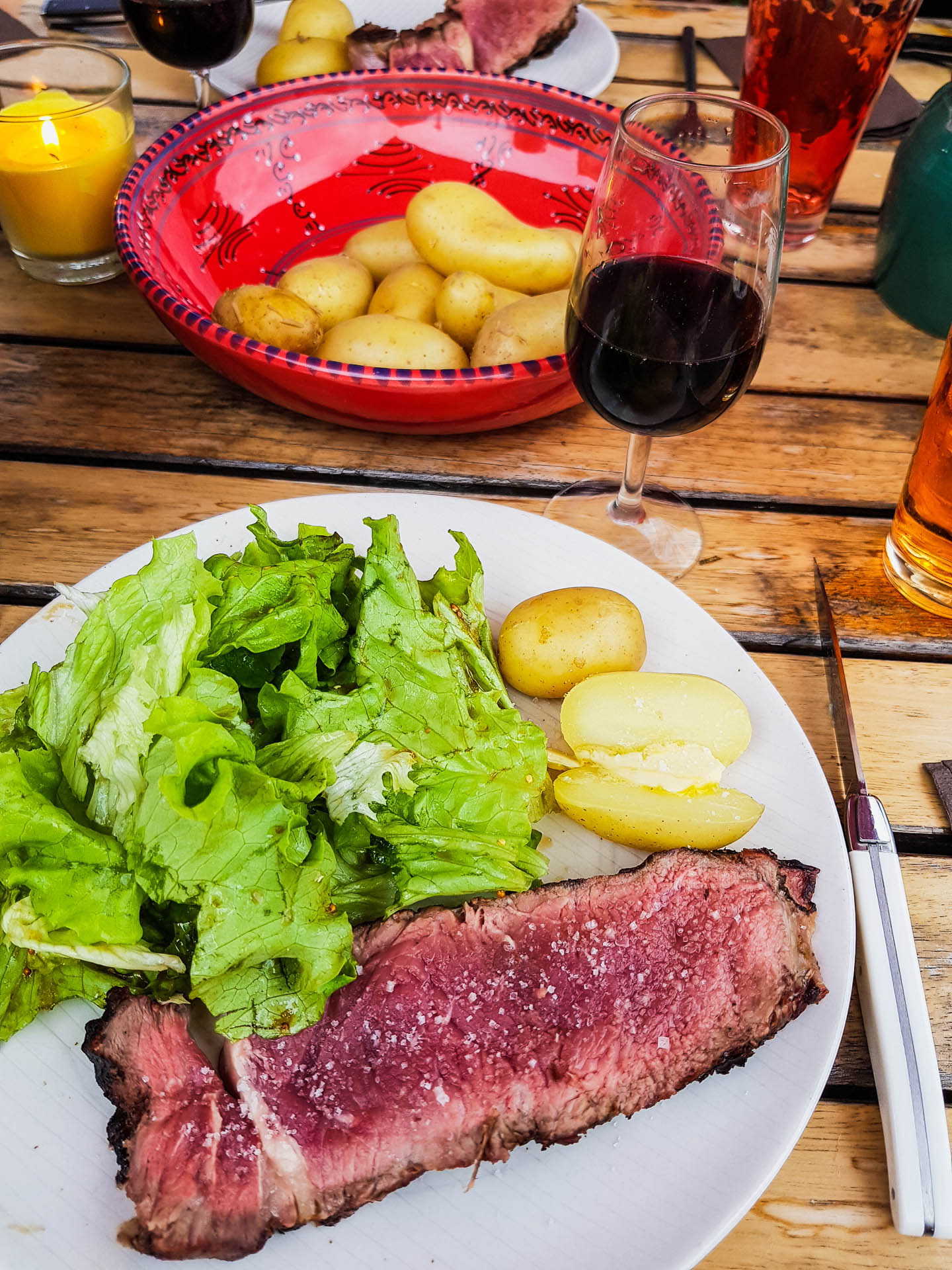 déjeuner barbecue viande rouge, pomme de terre salade et vin