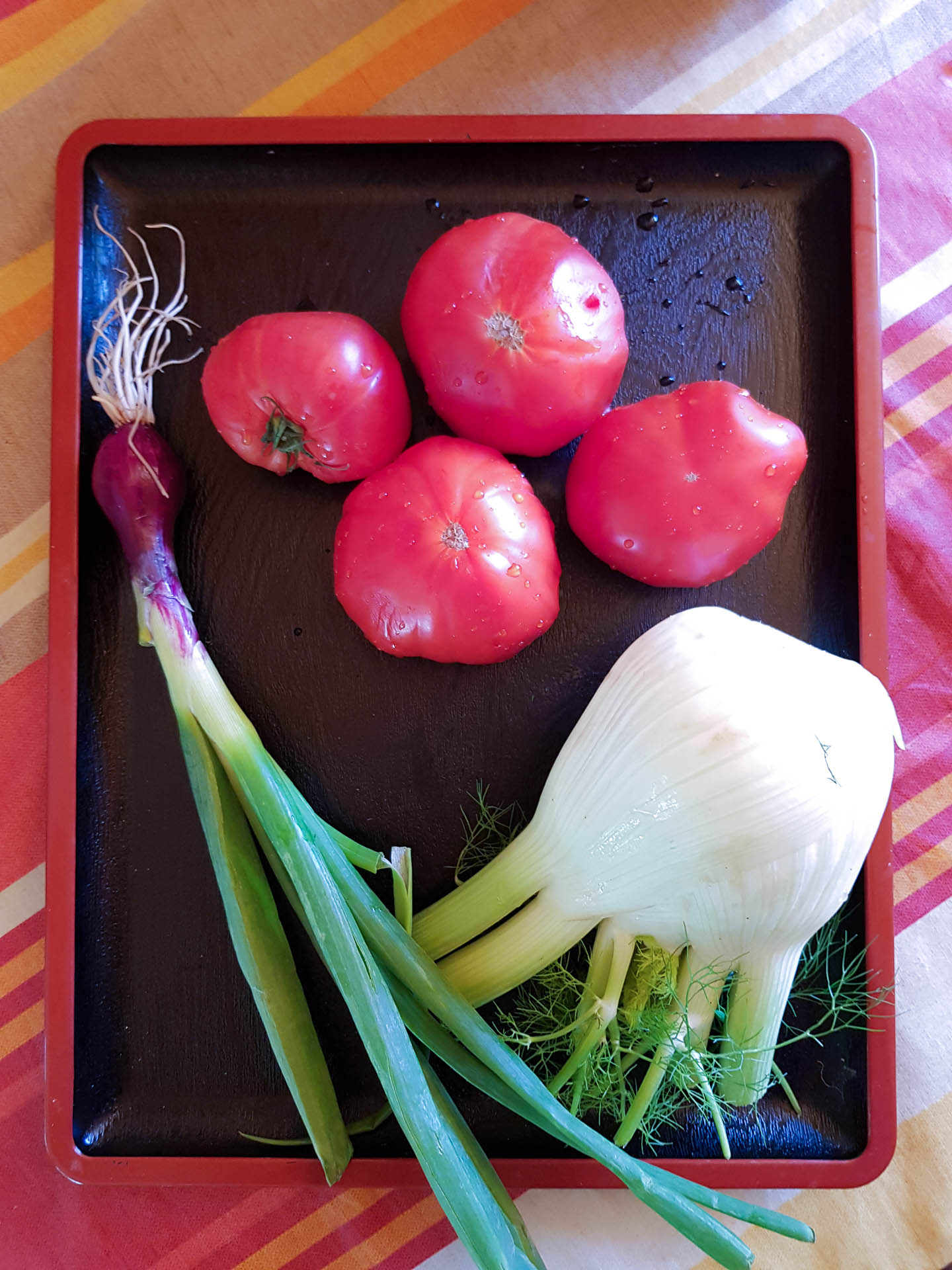 légumes de saison tomate, fenouil et oignon rouge