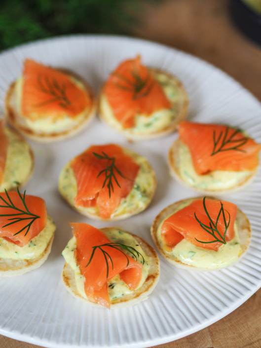 Smoked salmon toasts with dill sauce, French recipe
