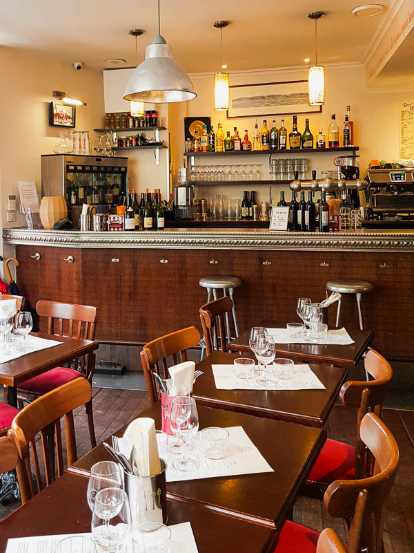 restaurant parisien tables en bois et contoir en zinc