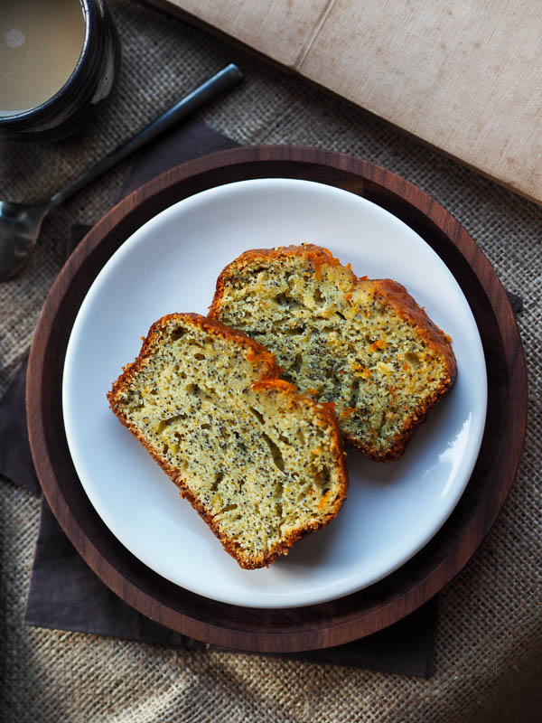 Tranche de gâteaux moelleux sur une assiette. Recette de cake à l' orange et au pavot.