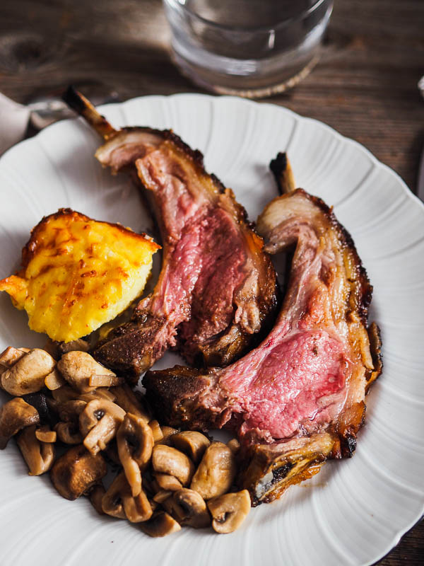 Recette de carré d'agneau bien juteux au miel et au cumin.