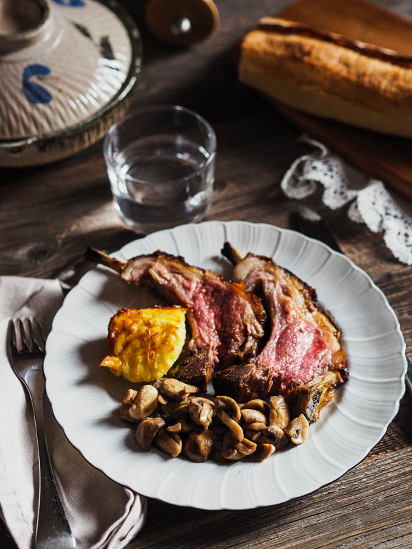 Idée repas de viande. Recette de carré d'agneau bien juteux au miel et au cumin.