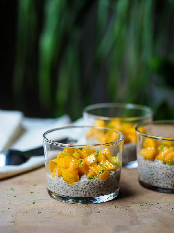 Petits pots de crème de chia à la mangue, idéal pour le petit déjeuner
