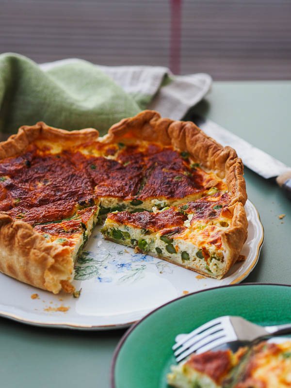 best spring quiche recipe with seasonal ingredients, peas and asparagus