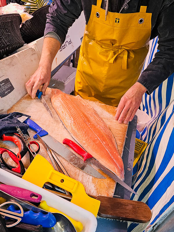 préparation du filet de saumon chez le poissonnier