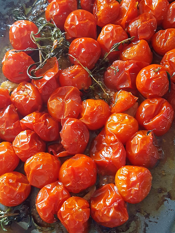 Des tomates cerises fraîche rôtie au four