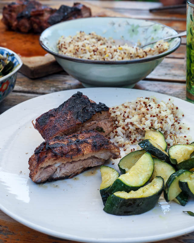 Une tranche de porc mariné à la sauce bbq avec ses accompagnements