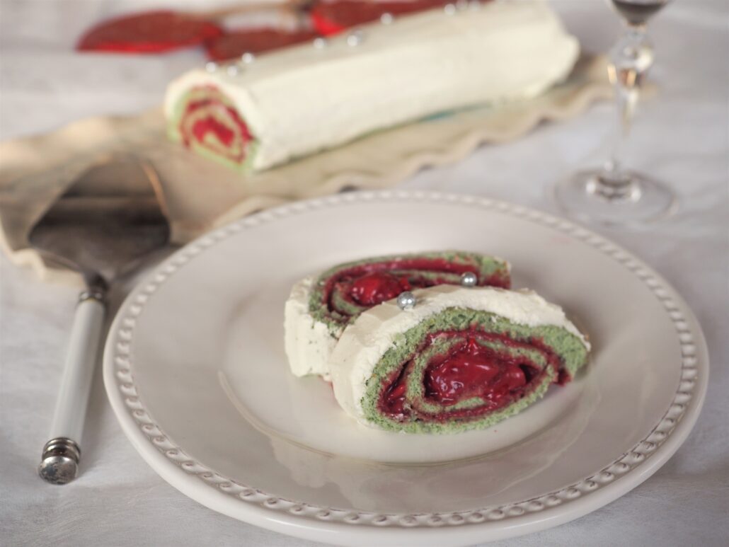 Une part de bûche à la framboise et à la pistache