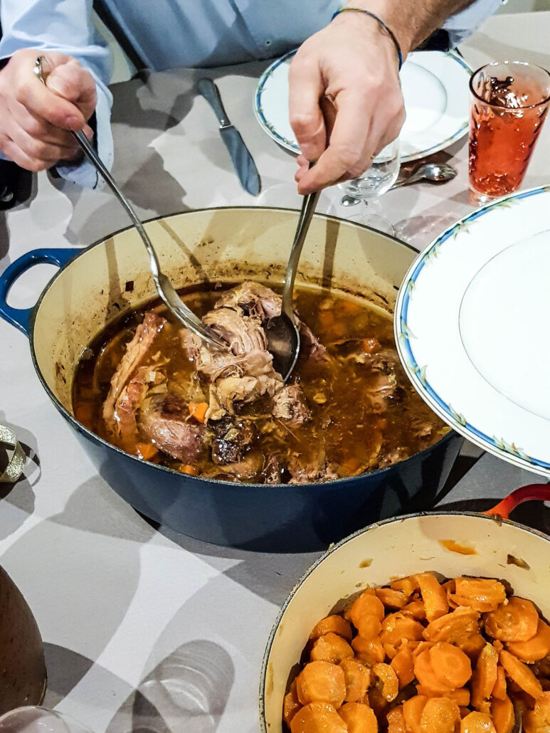 Service du gigot de 7 heures à la cuillère