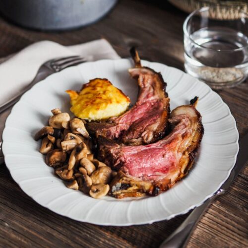 Carré d'agneau au miel et au cumin, rôti au four, caramélisé à l'extérieur avec un bon jus et saignant à cœur. Servie avec purée et champignons de Paris