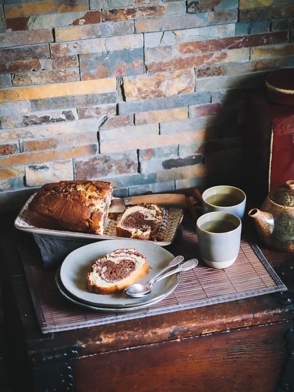 goûter thé dans de jolies poteries fait main et cake marbré à la cannelle