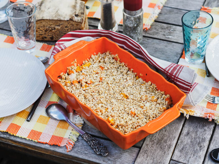 Crumble salé aux légumes de saison automne et hiver : c'est patates douces et courge butternut, légumes fondants et pâtes croustillantes.